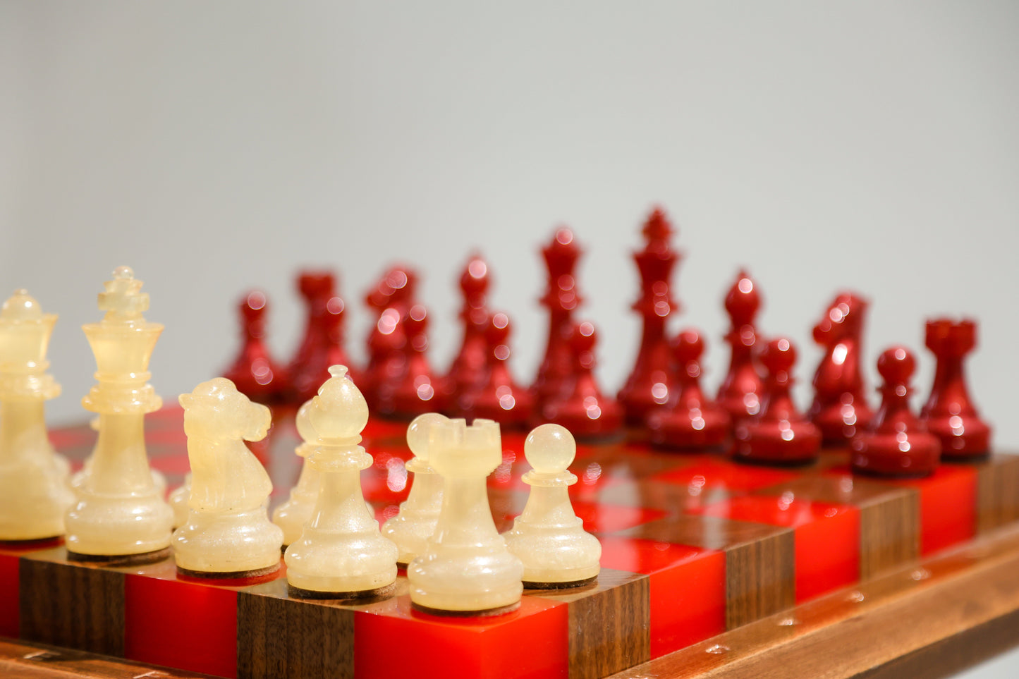Granadas Crimson Glow Chess Set – full set with pieces arranged, front view