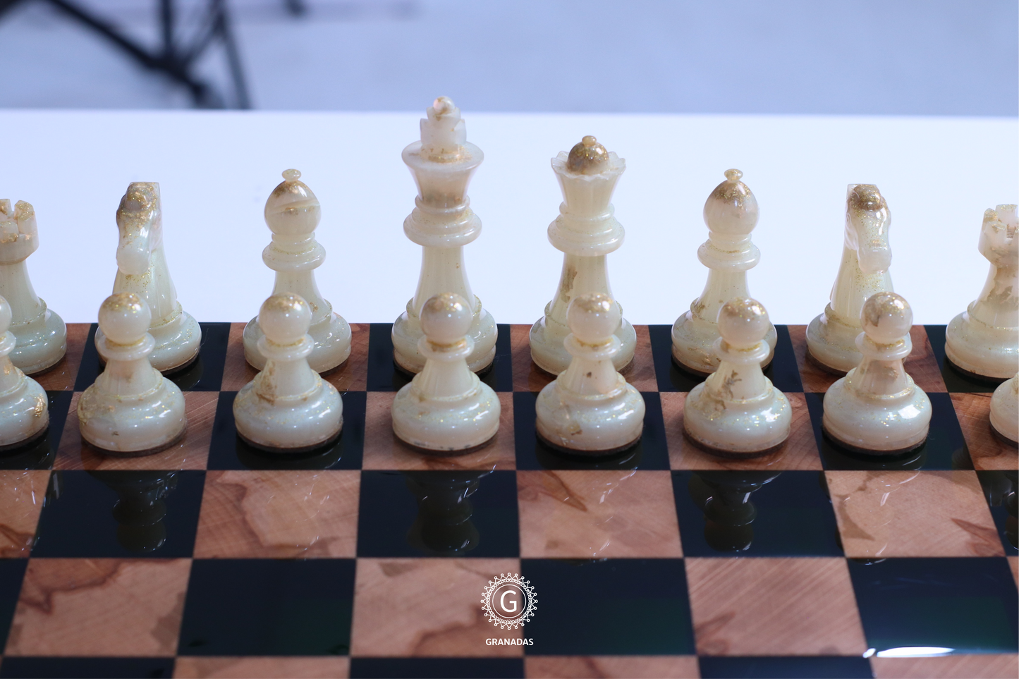 Granadas Emerald Elegance Chess Set – close-up of the emerald green wood and epoxy resin pattern on the board