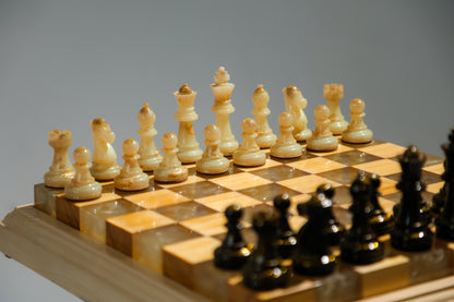 Granadas Amethyst Glow Chess Set – top-down view of the complete set
