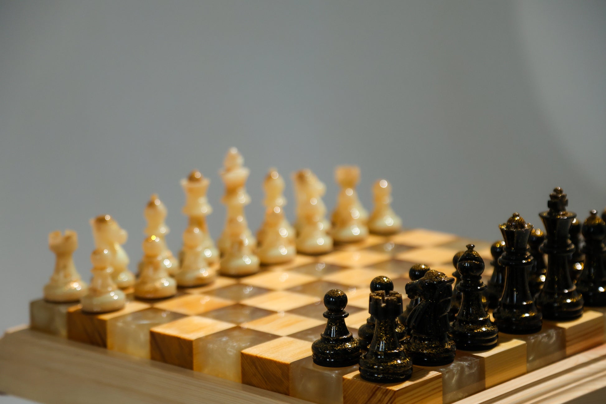Granadas Amethyst Glow Chess Set – detail of the handcrafted wood grain and resin edge