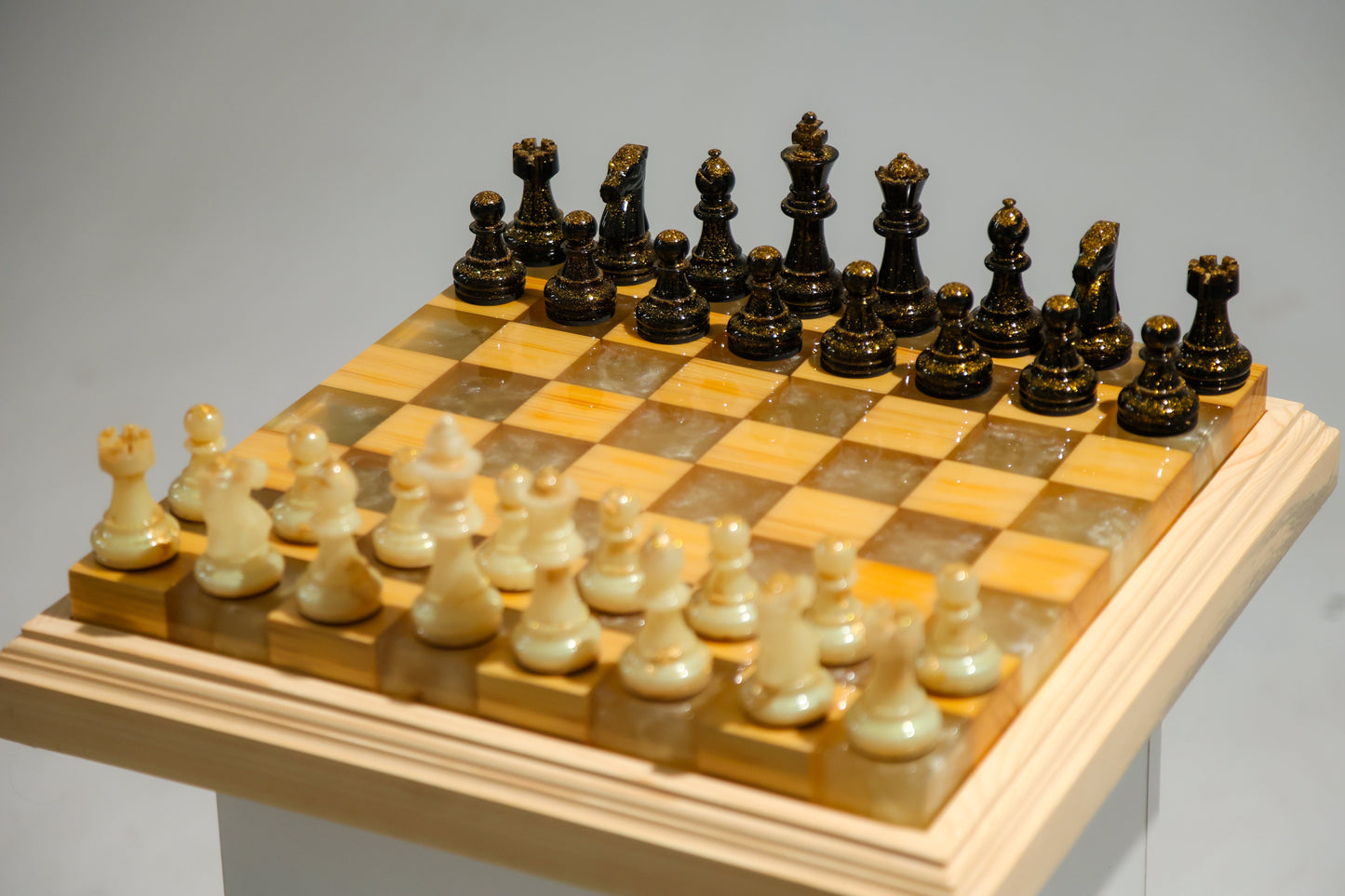 Granadas Amethyst Glow Chess Set – full set with pieces arranged, front view