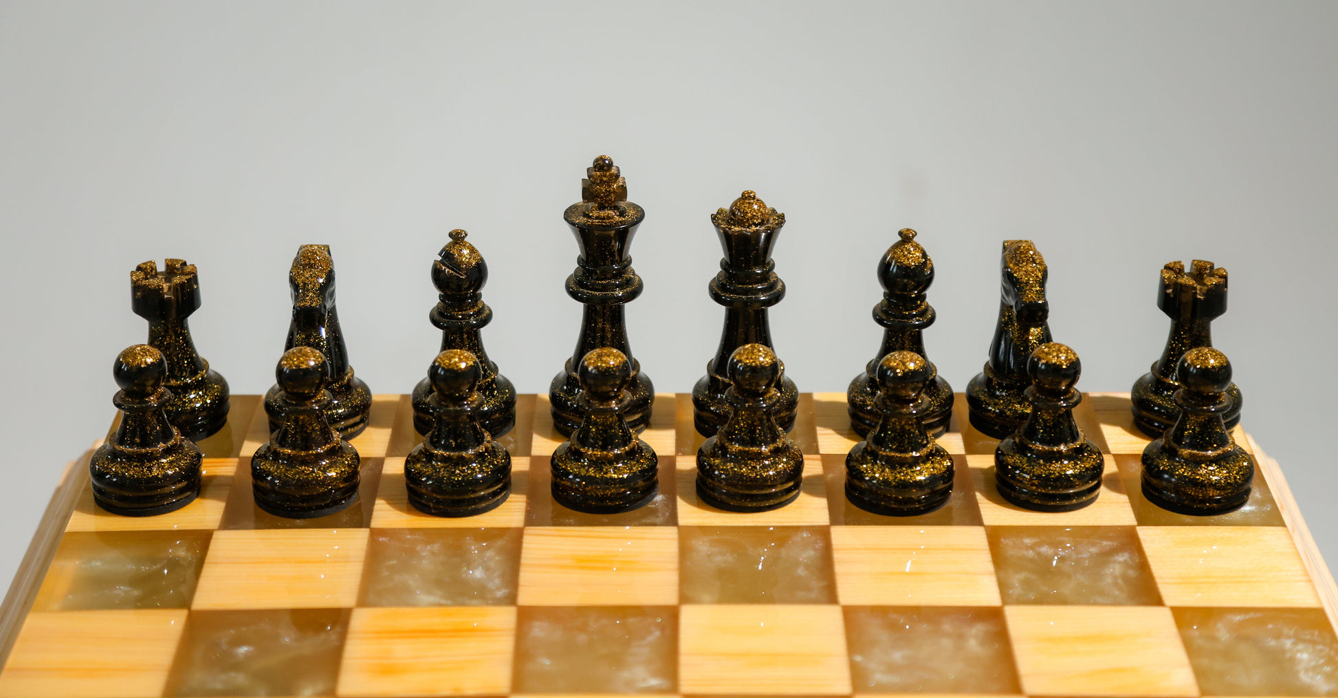 Granadas Amethyst Glow Chess Set – detail of the handcrafted wood grain and resin edge