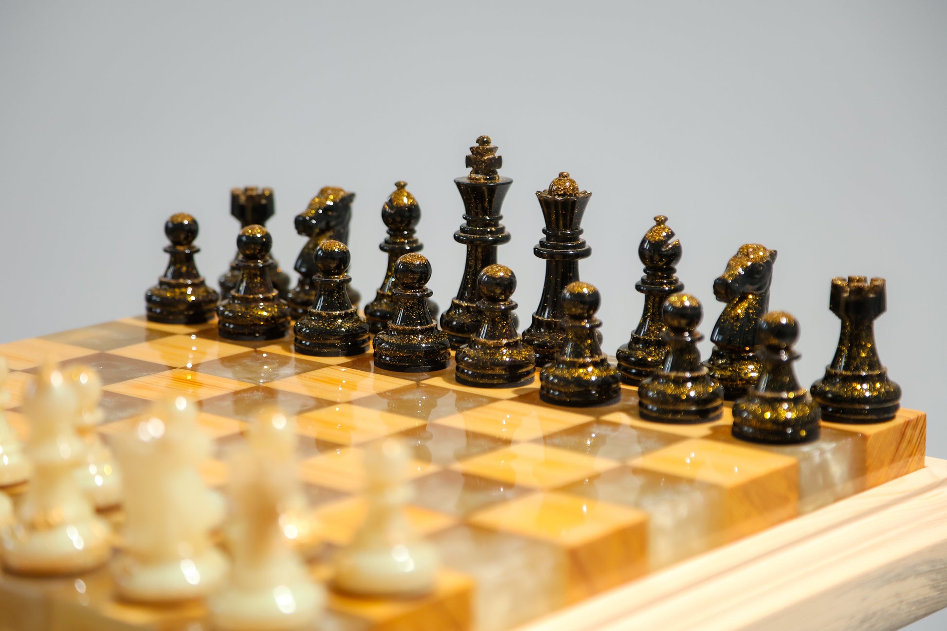 Granadas Amethyst Glow Chess Set – board with pieces arranged mid-game