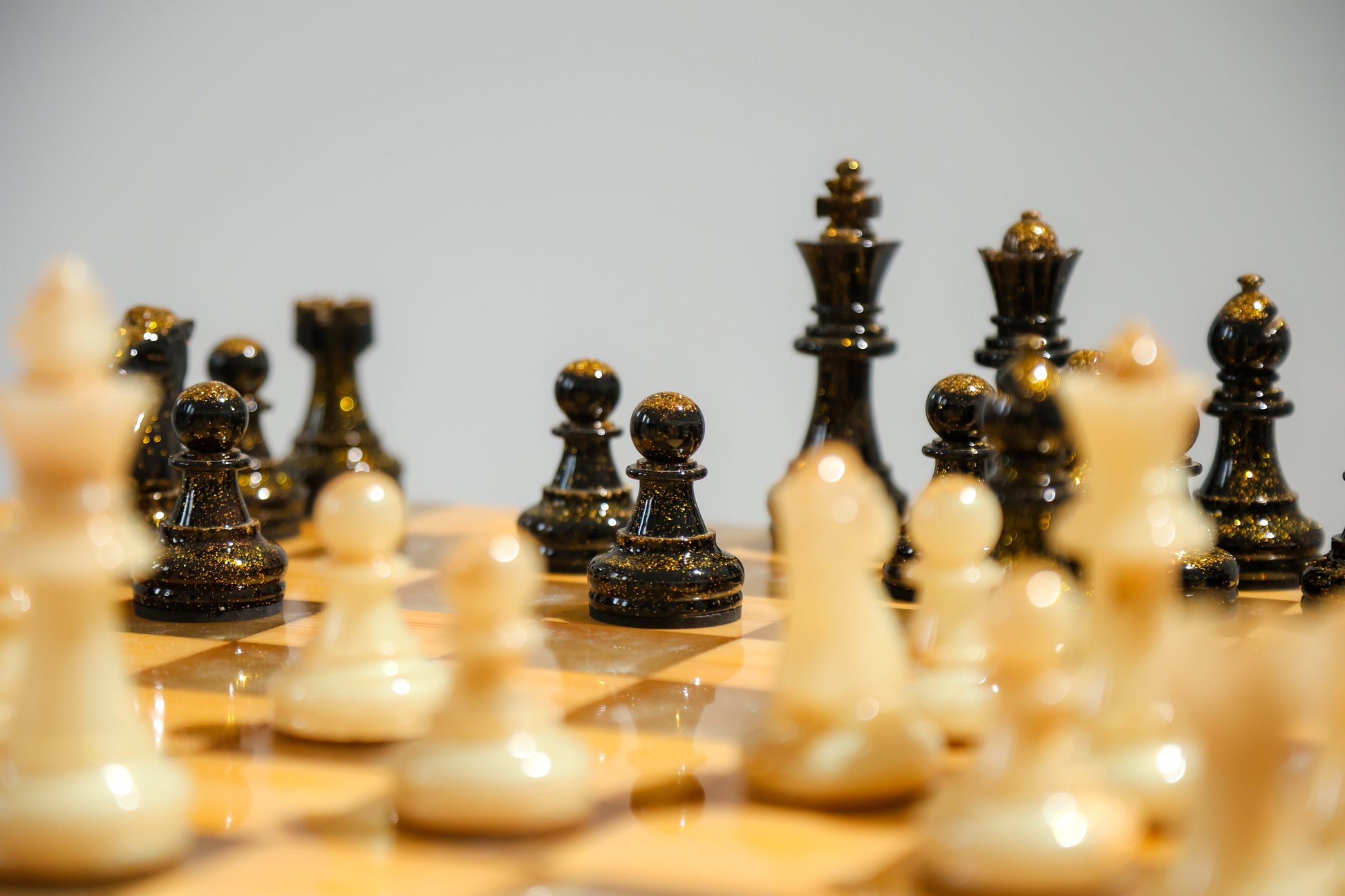 Granadas Amethyst Glow Chess Set – close-up of the LED backlight glow through the resin