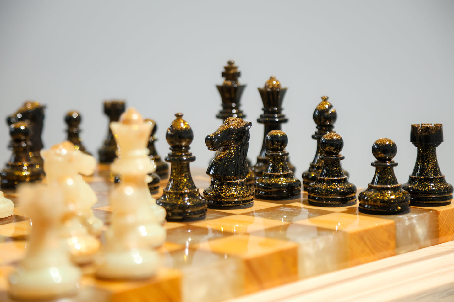 Granadas Amethyst Glow Chess Set – full set with pieces arranged, front view
