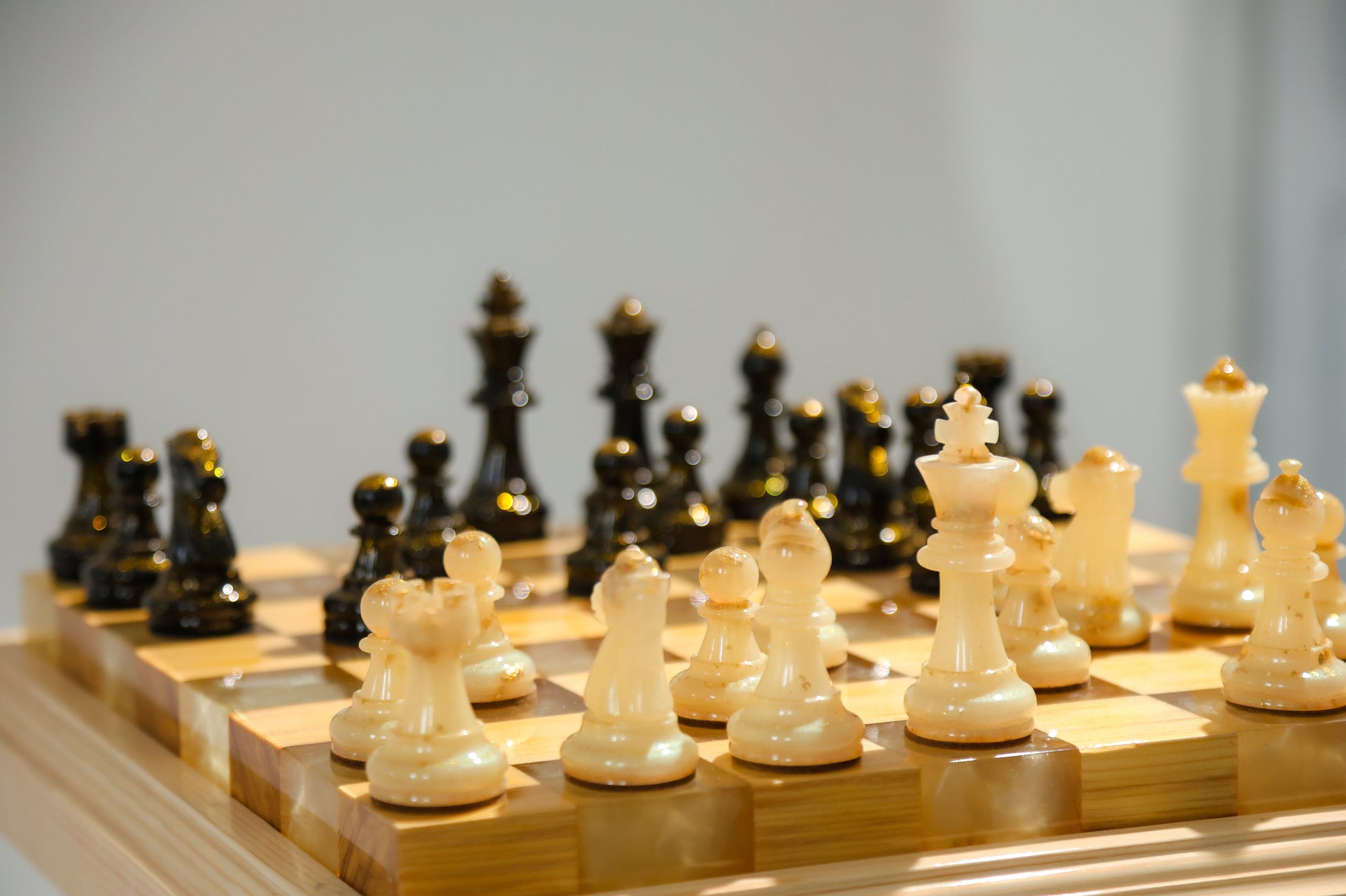 Granadas Amethyst Glow Chess Set – side angle showing the board and frame