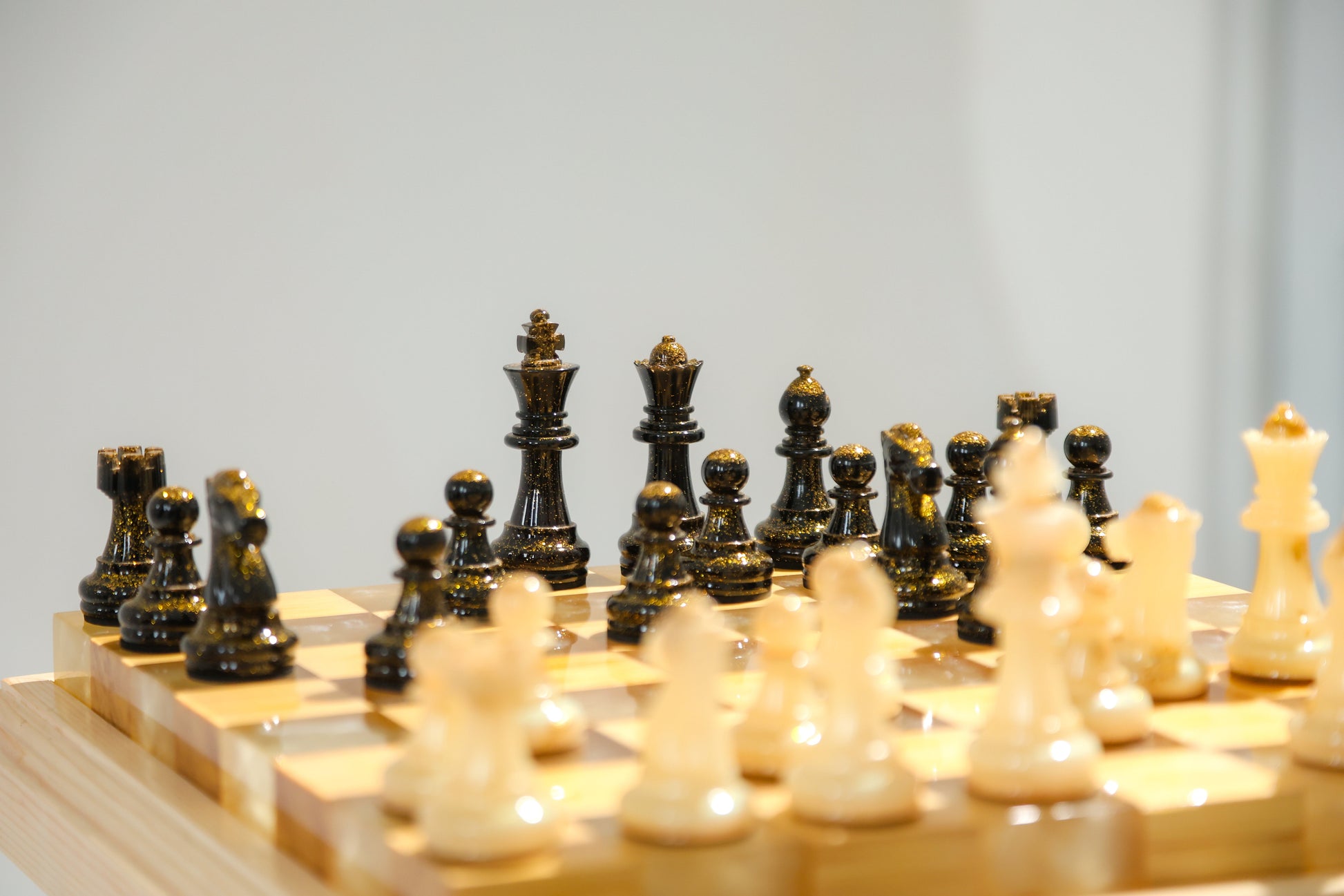 Granadas Amethyst Glow Chess Set – full set with pieces arranged, front view