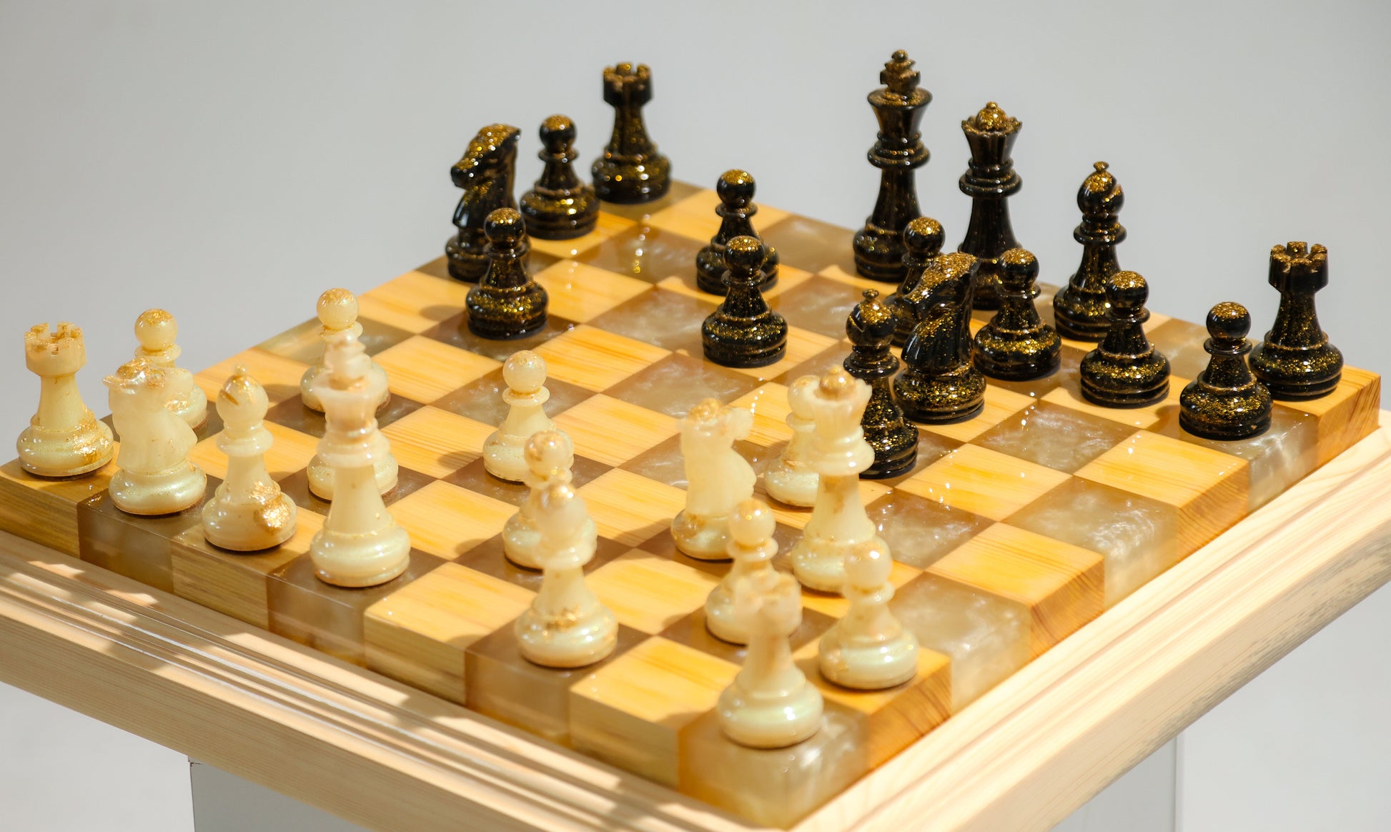 Granadas Amethyst Glow Chess Set – top-down view of the complete set