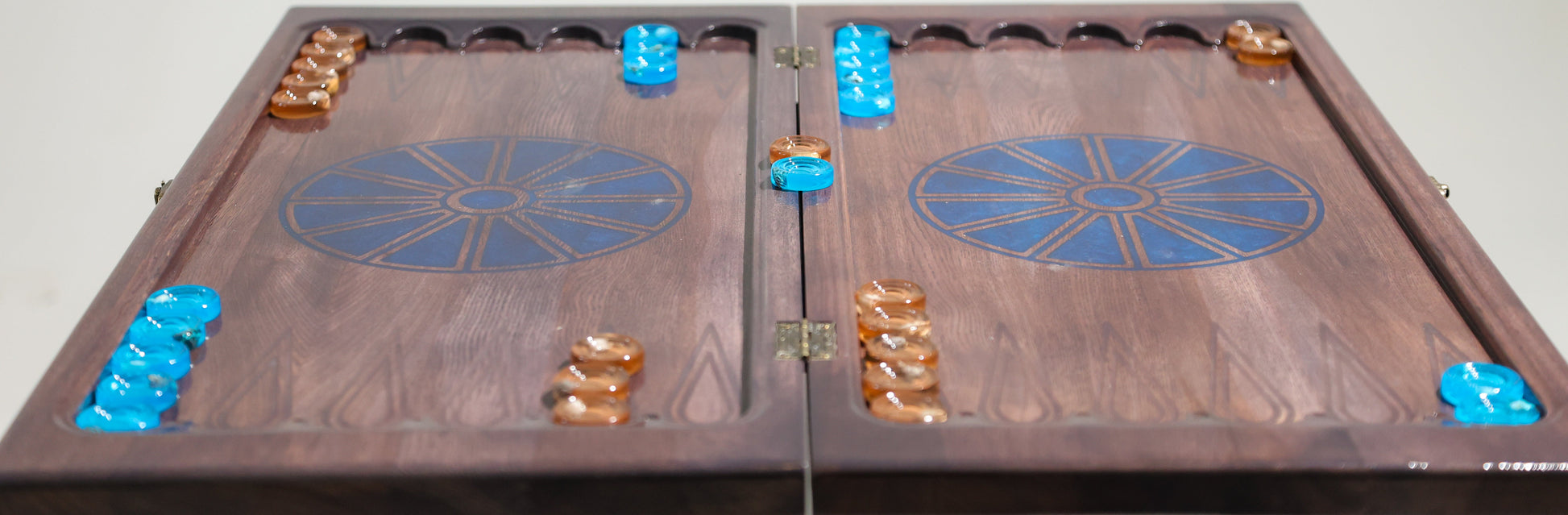Granadas Backgammon Set – corner detail of the board frame and hinge