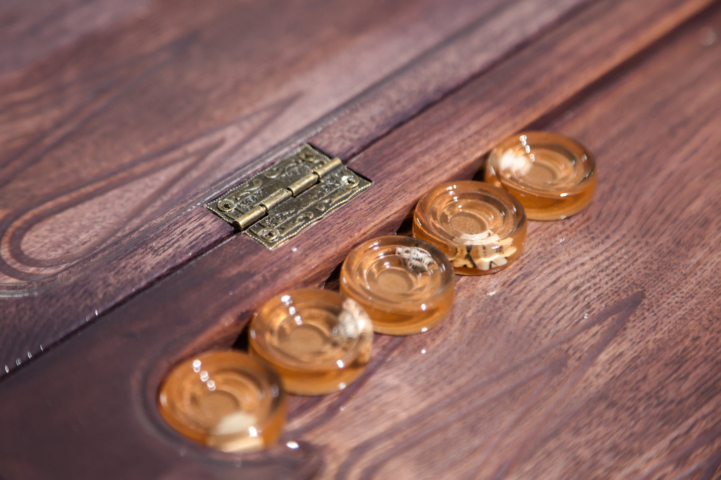 Granadas Backgammon Set – close-up of the wood and epoxy resin pattern on the board surface