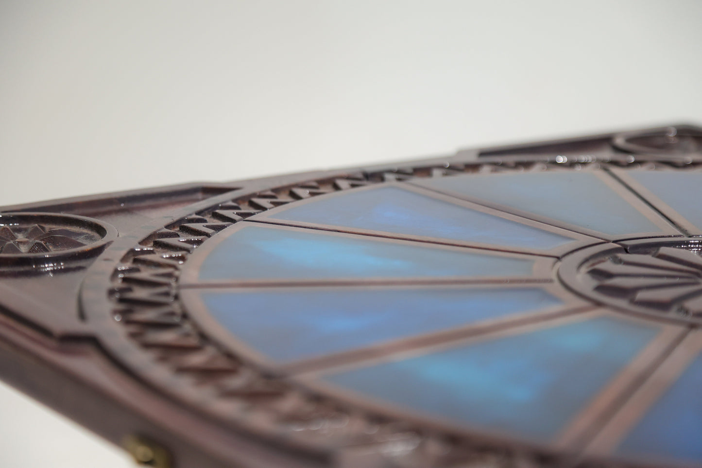 Granadas Backgammon Set – corner detail of the board frame and hinge
